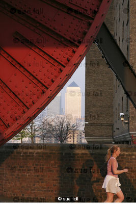 Canary Wharf from Wapping 02:04:07