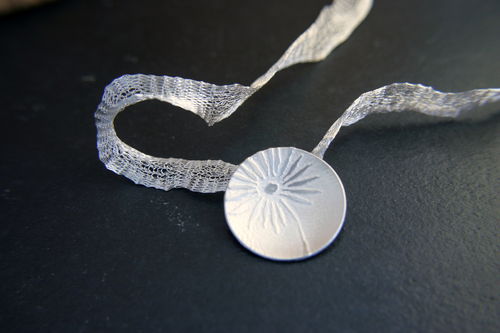 Fl05 Small round daisy pendant