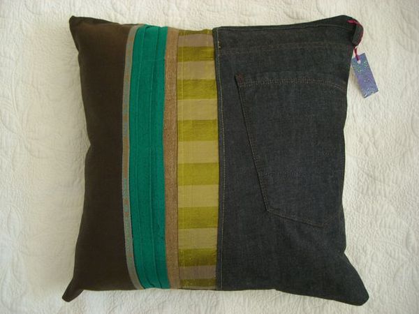 Denim pocket cushion with Oz wool