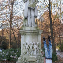 statue
