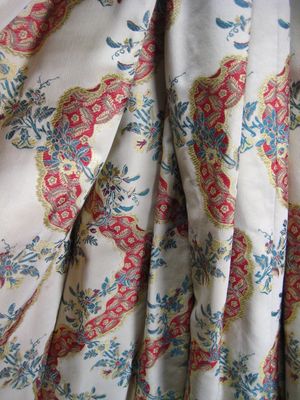 c9100 red and cream wavy brocade