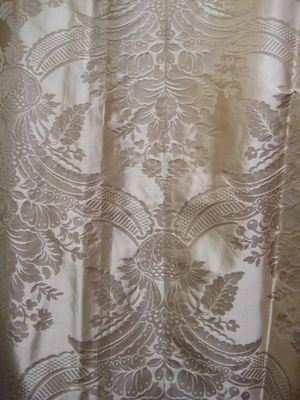 c9089 pale gold large damask