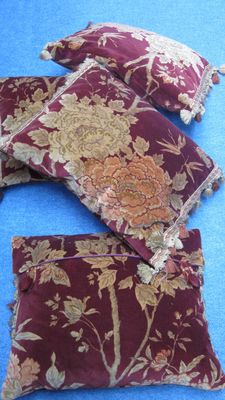 floral-vevlet-print-cushions