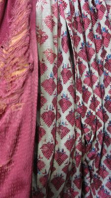c1392-red-bge-geo-worn-silk