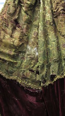 c1937-gold-grn-red-tapesrty-velvet-bottom