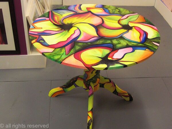 LIVING WITH ART Hand-painted table