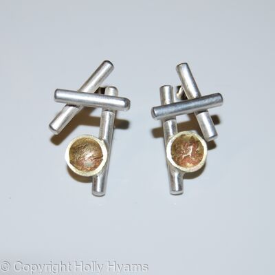 dash.dot stud earrings